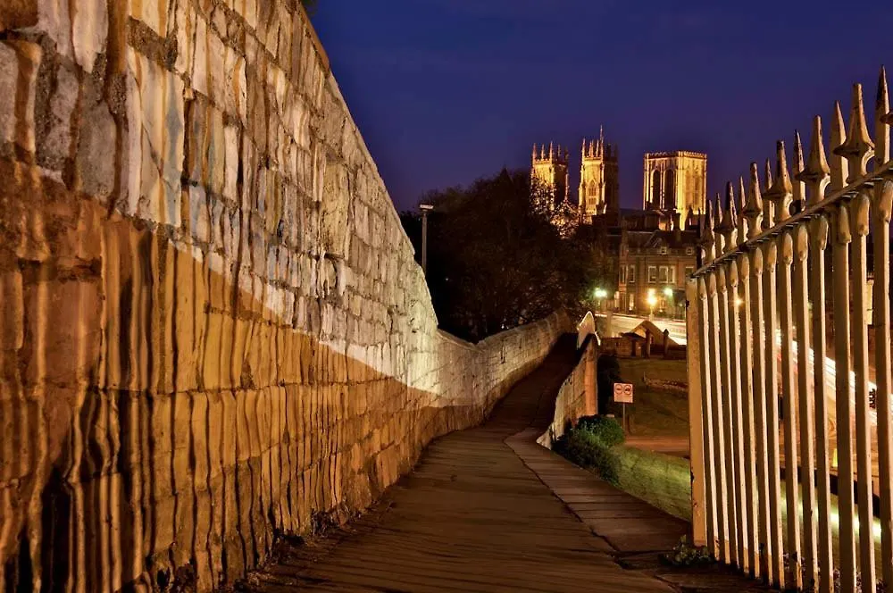 Minster View Apartment At Talbot Court, York