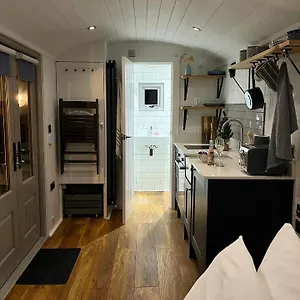 Luxury Shepherds Hut - The Sweet Pea By The Campsite